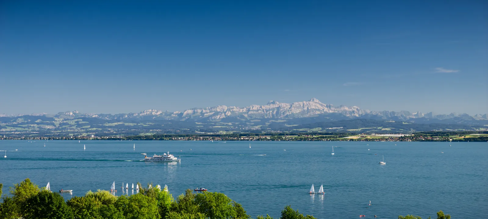 Blick über den Bodensee auf die Alpen